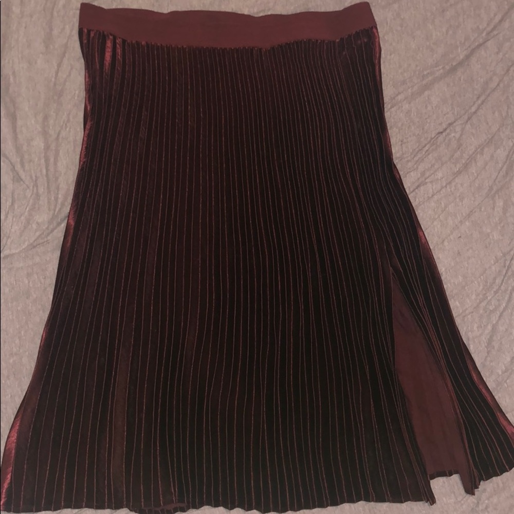 Pleated skirt-burgundy